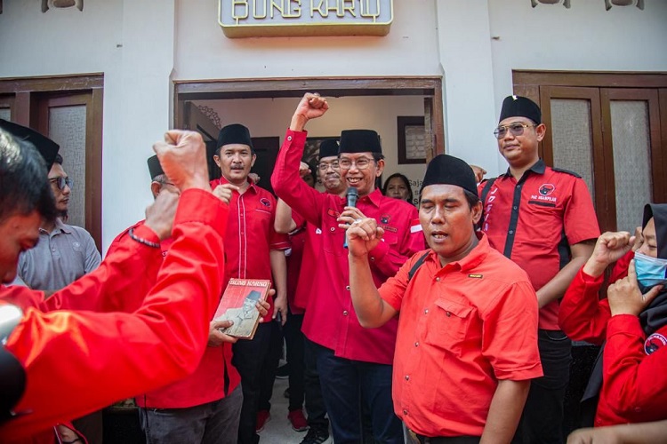 Rombongan kader PDI Perjuangan Kota Yogyakarta saat berkunjung ke rumah kelahiran Bung Karno di Jalan Pandean Gang 4 No. 40, Kelurahan Peneleh, Kota Surabaya. SP/ Al Qomaruddin