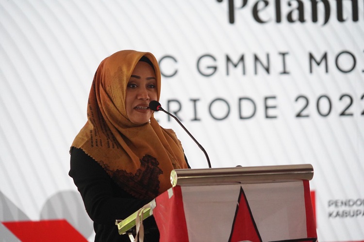 Bupati Mojokerto Ikfina Fahmawati saat menghadiri Pelantikan Dewan Pengurus Cabang (DPC) Gerakan Mahasiswa Nasional Indonesia (GMNI), Sabtu (20/05/2023). SP/ DWI