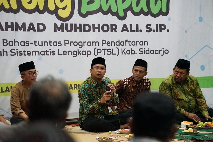 Bupati Sidoarjo Ahmad Muhdlor Ali saat Cangkrukan Bareng dengan tokoh masyarakat dan warga Desa Banjarsari, Kecamatan Buduran. Sabtu Malam (20/5/2023). SP/ Hikmah