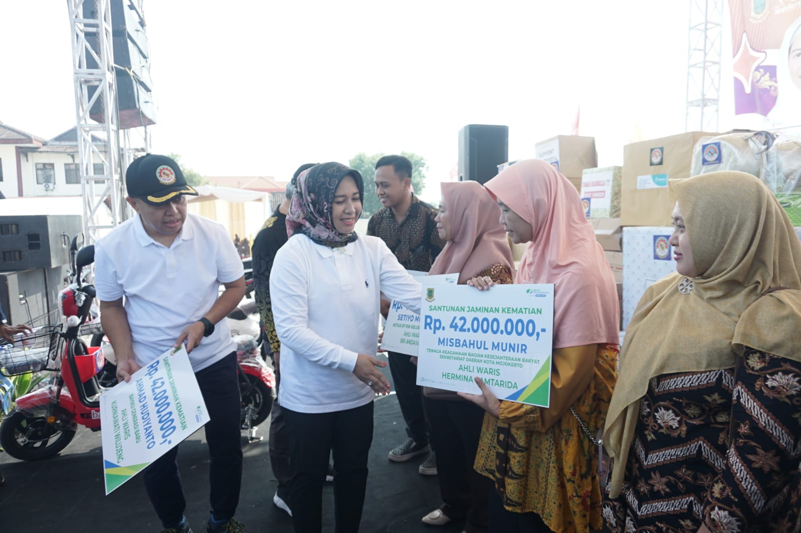 Walikota Ning Ita saat menyerahkan santunan BPJamsostek kepada para ahli waris