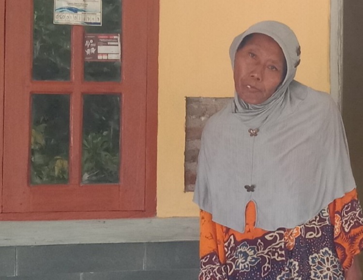 Pirti (57) warga Dukuhsari Jabon, Sidoarjo yang hidup sebatang kara mendapatkan bantuan bedah rumah tidak layak huni (Rutilahu) untuk masyarakat kurang mampu. SP/ Hikmah