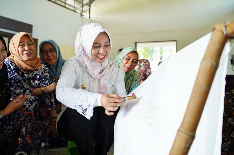 Ning Ita Wali Kota Mojokerto saat mempraktekkan cara membatik. SP/ DWI