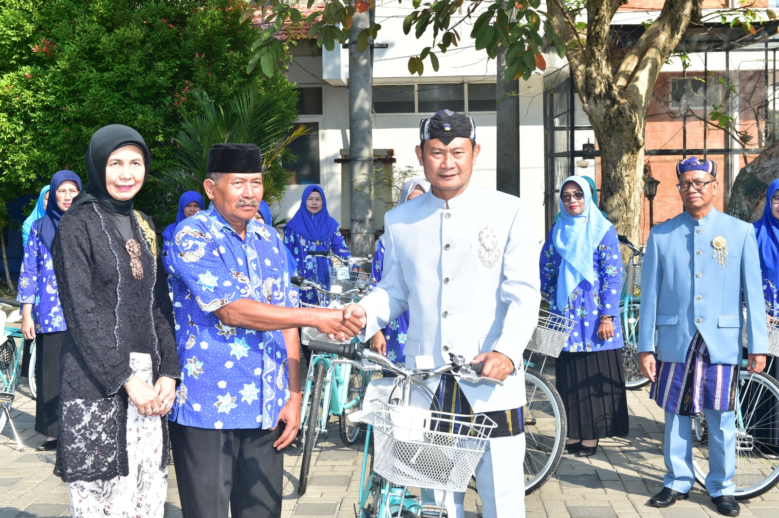Bupati saat menyerahkan bantuan sepeda angin ke perwakilan kader KB desa.

FOTO:SP/IST