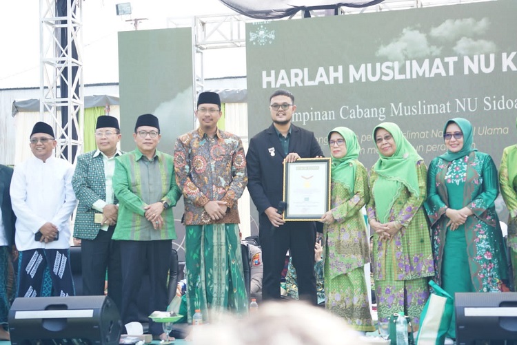 Makan kupang lontong bersama yang digelar dalam Harlah Muslimat NU tersebut pecahkan Museum Rekor Indonesia (MURI) pada Minggu (28/05/2023). SP/ Hikmah