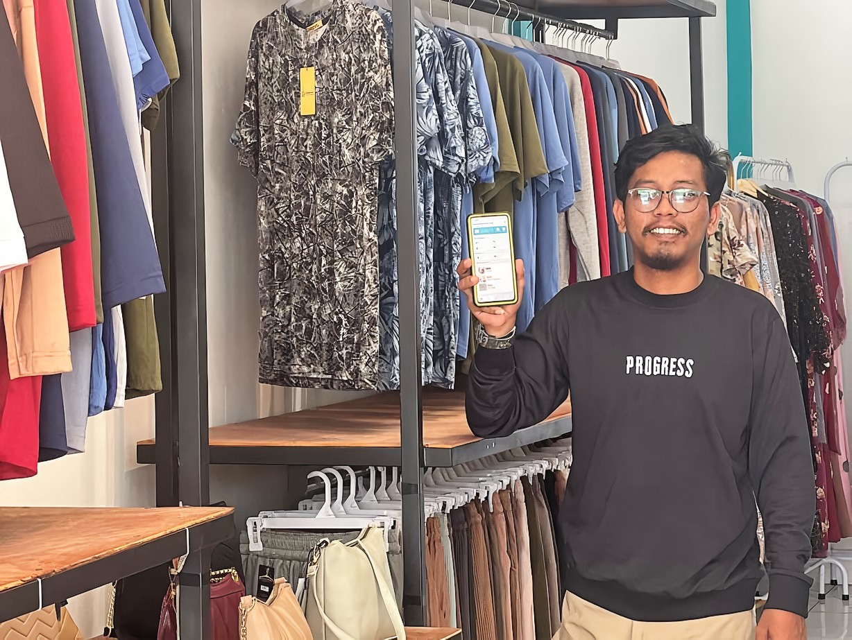 Hendra Aji, pemilik Roemah Daster Kalsel yang mendapatkan keuntungan berlipat hasil memasarkan produknya di PLN Mobile.