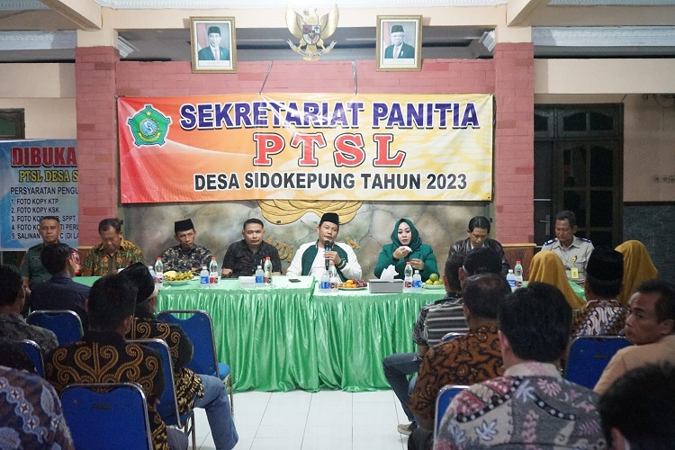 Bupati Sidoarjo H.Subandi, S.H., turun langsung mendiskusikan Pelaksanaan Pendaftaran Tanah Sistematis (PTSL) Desa Sidokepung Buduran. SP/ Hikmah