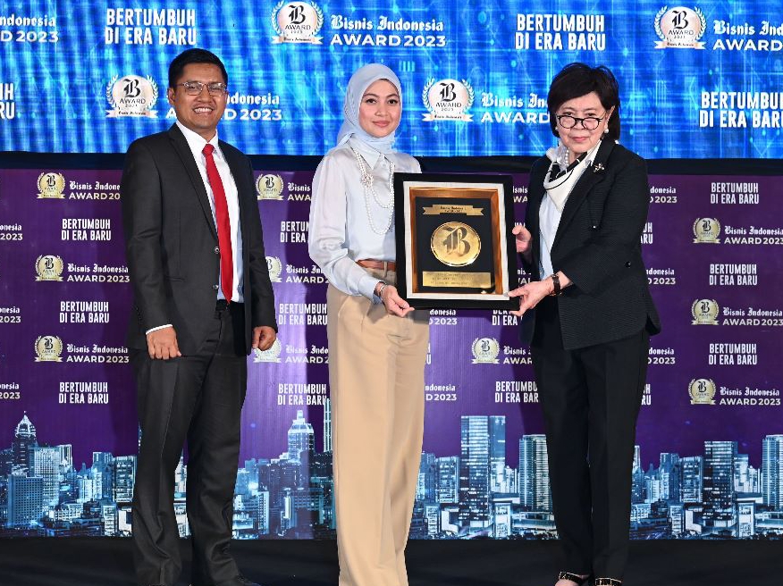 Corporate Secretary SIG, Vita Mahreyni (tengah) menerima penghargaan Kategori Emiten Non-Perbankan, Sektor Material Konstruksi pada ajang Bisnis Indonesia Award 2023, di JW Marriott Hotel, Jakarta (31/5). SP/SIG