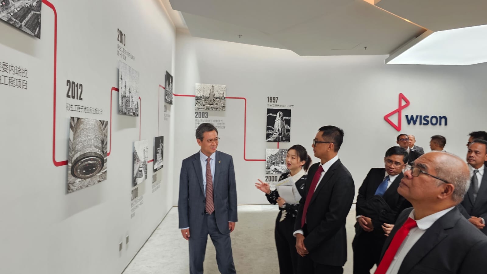 Direktur Utama PLN Darmawan Prasodjo, Komisaris Utama PLN Amien Sunaryadi beserta jajaran Direksi PLN saat mendengarkan penjelasan dari pihak Wison Offshore & Marine di China.