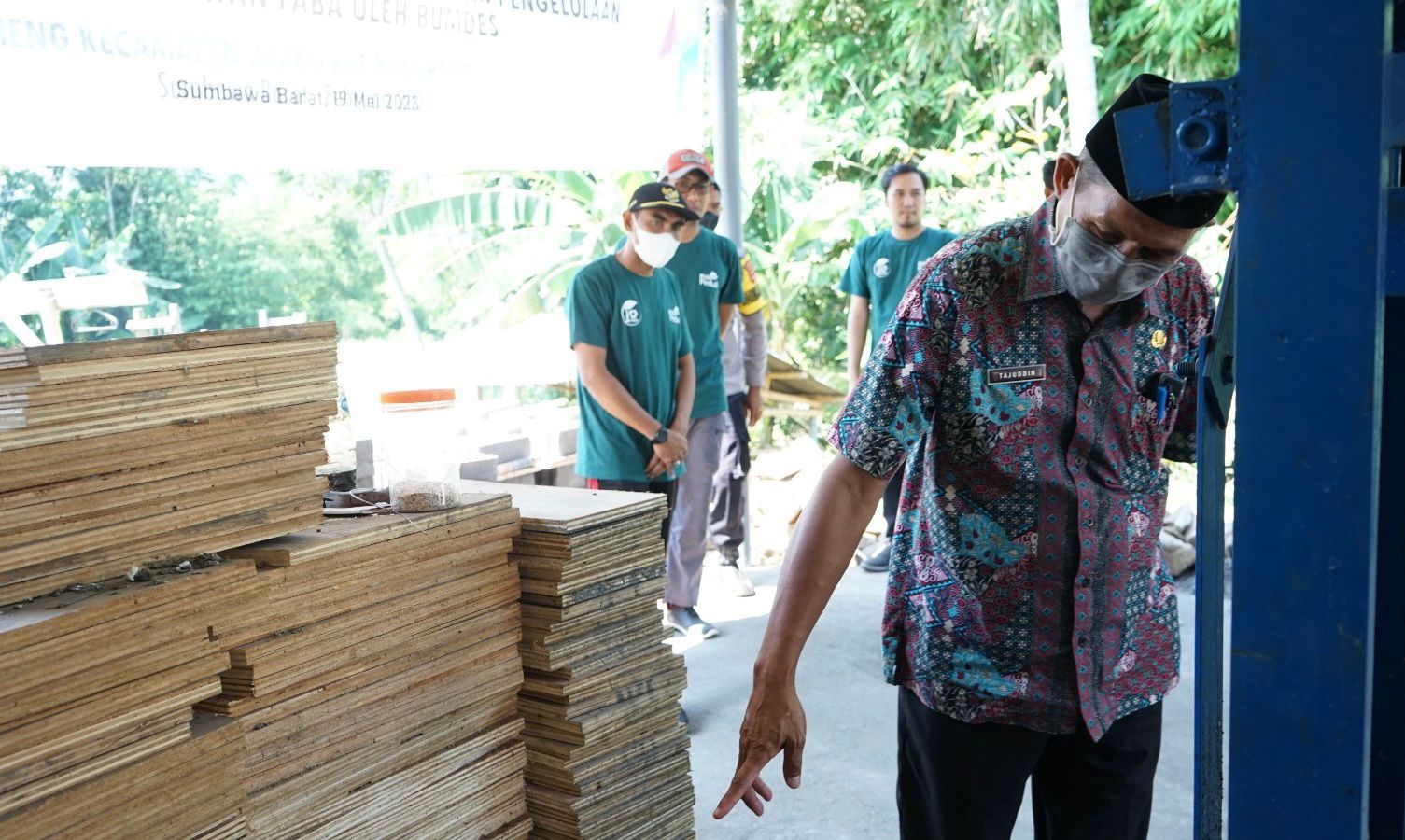 Kepala Dinas Pemberdayaan Masyarakat dan Pemerintahan Desa (PMPD) Kabupaten Sumbawa Barat, Tajuddin meninjau langsung hasil olahan FABA menjadi bahan konstruksi bangunan dan bantuan mesin cetak batako yang diberikan PLN kepada BUMDes Desa Manemeng