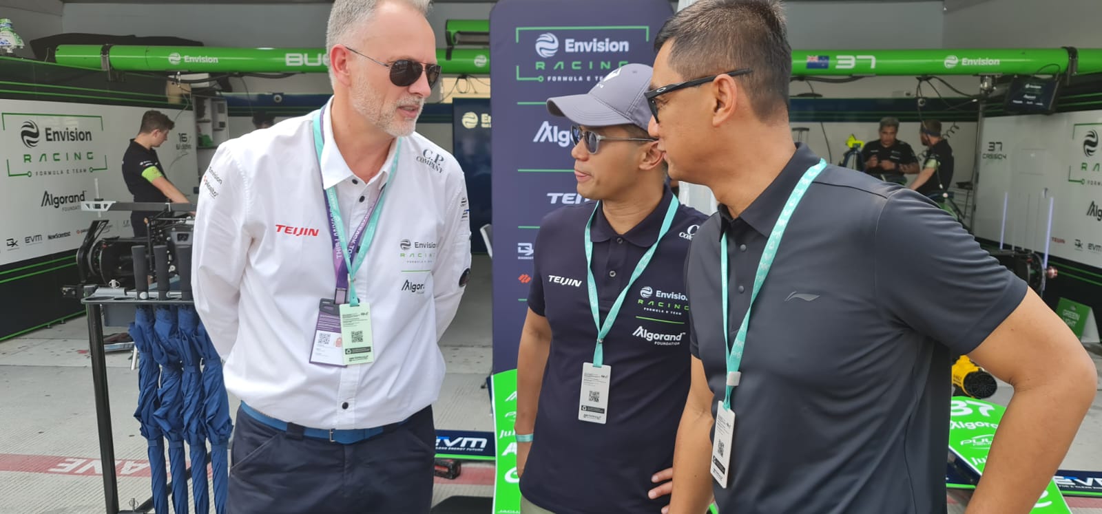 Direktur Utama PLN, Darmawan Prasodjo berbincang dengan salah satu personel tim Envision Racing Formula E di Jakarta International E-Prix Circuit (JIEC).