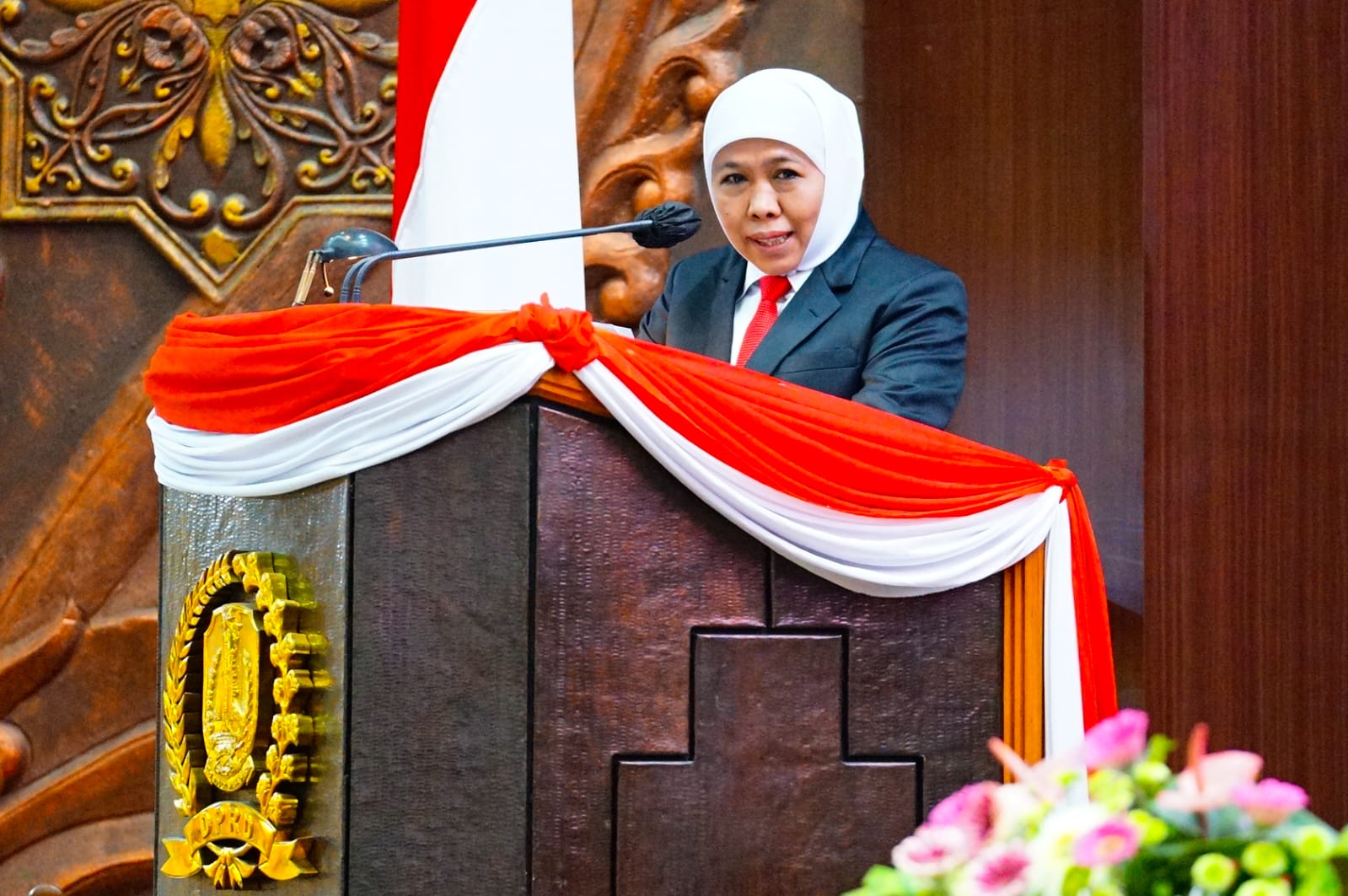 Gubernur Khofifah saat menyampaikan paparan dalam rapat paripurna di Gedung DPRD Jatim, Surabaya, Senin (5/6/2023). Foto: Pemprov Jatim.