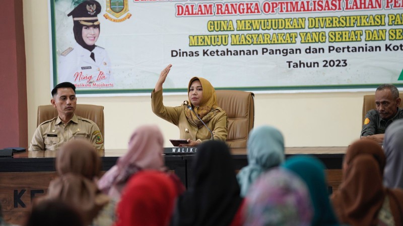 Penyerahan berbagai bibit tanaman toga dan hortikultura serta alat-alat bercocok tanam secara simbolis oleh Wali Kota kepada peserta bimtek. SP/Dwy As