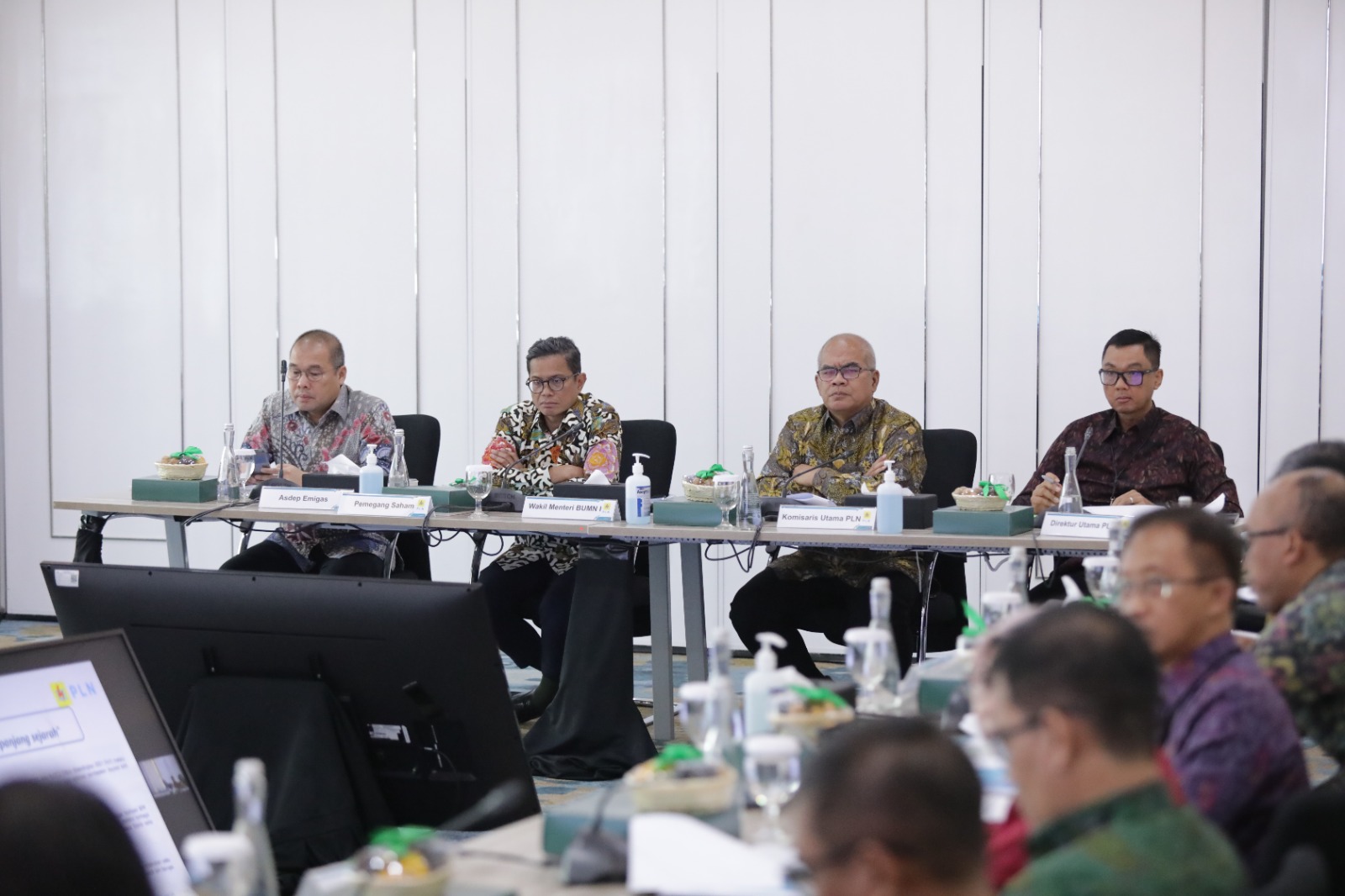 Wakil Menteri BUMN I Pahala N. Mansury, Komisaris Utama PLN Amien Sunaryadi, Direktur Utama PLN Darmawan Prasodjo, Asisten Deputi Bidang Industri Energi, Minyak dan Gas Kementerian BUMN Abdi Mustakim bersama jajaran Komisaris dan Direksi PLN saat mengikut