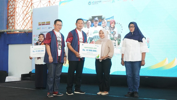 Bupati saat menyerahkan legalitas NIB ke perwakilan pelaku usaha mikro kecil dan menengah. SP/MUHAJIRIN