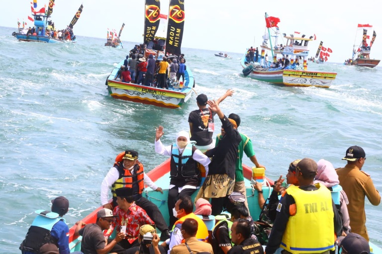 Gubernur Khodifah saat mengarungi laut bersama para nelayan.