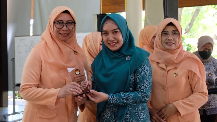 Penasehat DWP Kabupaten Sidoarjo Hj. Sa’ada Ahmad Muhdlor, S.Hum gelar Pembinaan Mental Spiritual Istri ASN digelar di Pendopo Delta Wibawa, Kamis (08/06/2023). SP/ Hikmah