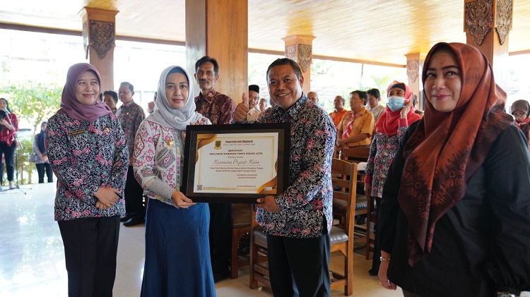 Wali Kota Mojokerto dan Kepala Diskopukmperindag, camat Prajuritkulon dan peserta sosialisasi foto bersama. SP? DWI