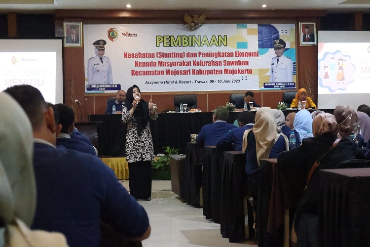 Bupati Mojokerto, Ikfina Fahmawati saat melakukan sosialisasi kesehatandi Hotel Arayanna, Jumat (09/06/2023) sore. SP/ DWI