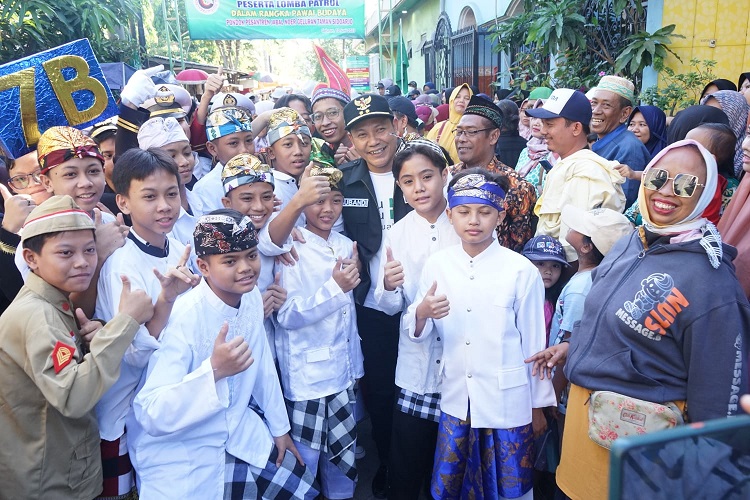 Wakil Bupati Sidoarjo Subandi saat mengikuti kegiatan Pawai Budaya Janorta 2023 dan Musik Patrol bersholawat. SP/ HIKMAH