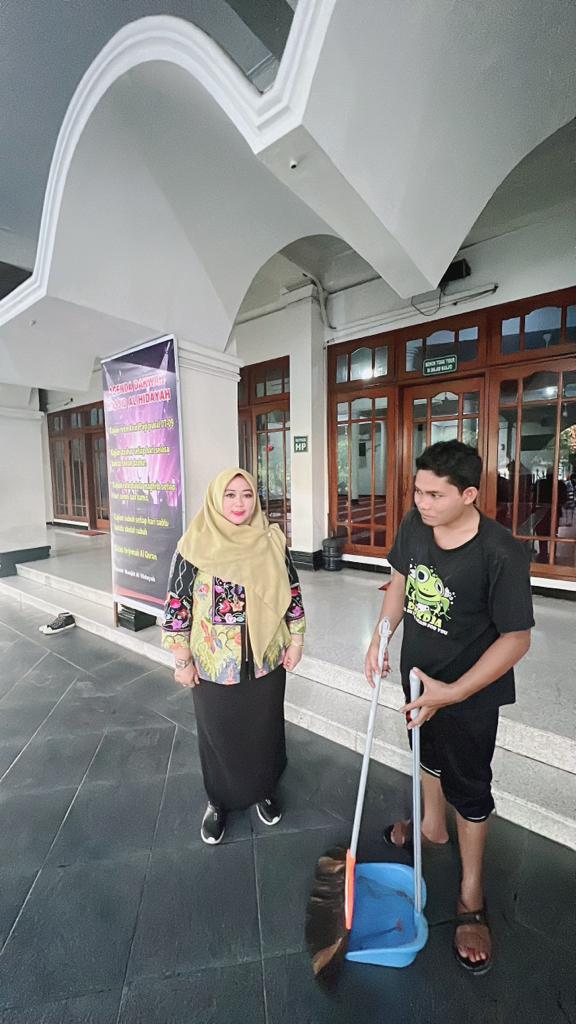 Foto: Wakil Ketua DPRD (Dewan Perwakila Rakyat Daerah) Kota Surabaya Laila Mufidah turun berdialog dengan para marbot di beberapa masjid di Surabaya