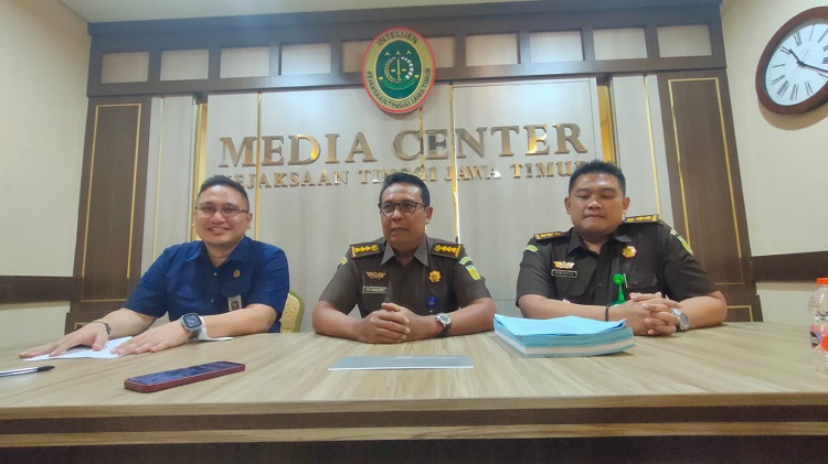 Asisten Bidang Pengawasan Kejati Jatim, Edi Handojo (tengah). SP/ NBD