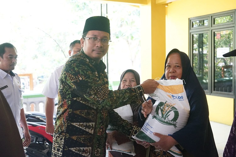 Bupati Sidoarjo Ahmad Muhdlor Ali saat memberikan Bantuan Sosial Beras (BSB) tahap III dari Kemensos RI untuk Keluarga Penerima Manfaat (KPM) program Keluarga Harapan (PKH). SP/ HIKMAH