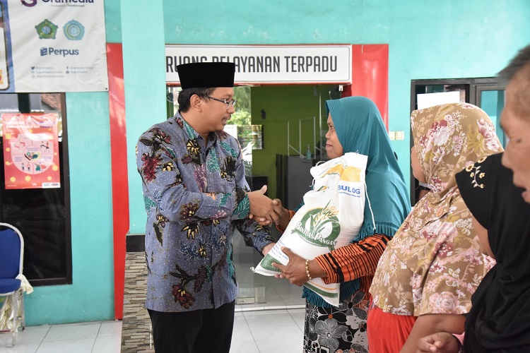 Bupati Sidoarjo, Ahmad Muhdlor Ali atau Gus Muhdlor saat menyalurkan bantuan pangan Cadangan Beras Pemerintah (CBP) Tahun 2023 tahap 3 di lima desa Kecamatan Tanggilangin, Kamis (15/06/2023). SP/ Hikmah