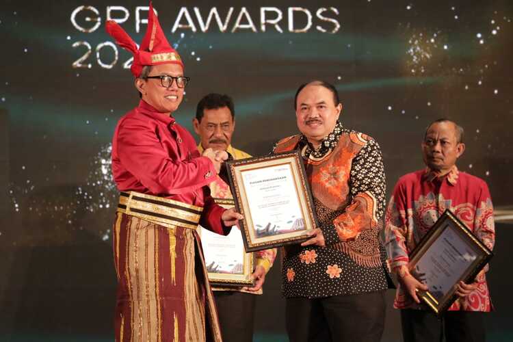Bupati Sidoarjo, Ahmad Muhdlor Ali saat menerima Award pemimpin terpopuler di Media Pemberitaan Online dalam ajang The 1st INDONESIA GPR AWARDS (IGA) 2023 di Hotel Clora Makassar. Jum'at Malam, (16/06/2023). SP/ Hikmah