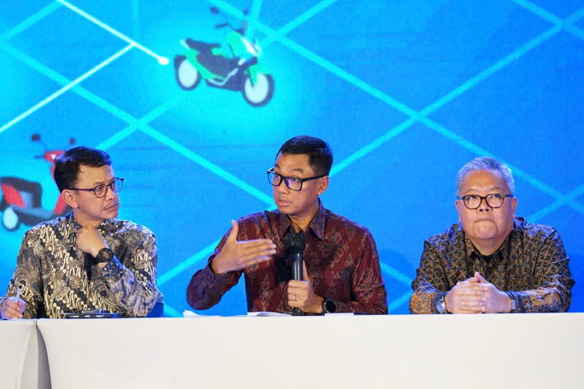 Direktur Utama PLN, Darmawan Prasodjo menyampaikan paparannya saat sesi konferensi pers
