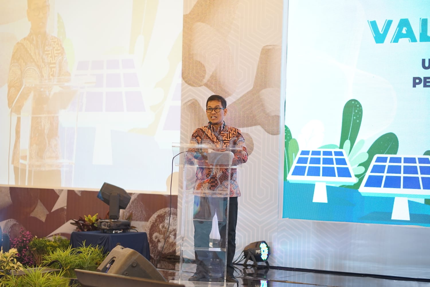 Direktur Manajemen Pembangkitan PLN Adi Lumakso saat memberikan opening speech pada acara Seminar Nasional bertajuk _'Value Creation of_ FABA untuk Mendukung Infrastruktur Pertanian dan Pembangunan Berkelanjutan' yang digelar di Semarang, Rabu (14/6).