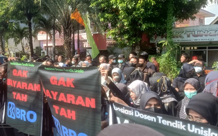 Dosen dan karyawan Unisla saat demo di depan kantor BRI Lamongan. SP/ MUHAJIRIN
