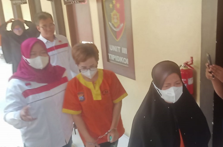 Dua tersangka saat dikeler dari ruang penyidikan. SP/ MUHAJIRIN