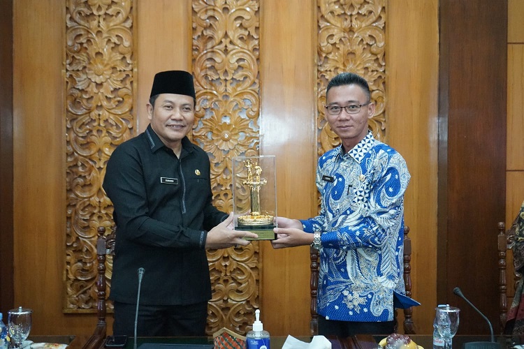 Wakil Bupati Sidoarjo, H. Subandi, S.H saat menerima rombongan study tiru dari Kabupaten OKU Timur yang dipimpin langsung Wakil Bupati OKU Timur H.M. Adi Nugraha Purna Yudha, S.H di Ruang Delta Wicaksana, Setda Kabupaten Sidoarjo. SP/ HIKMAH