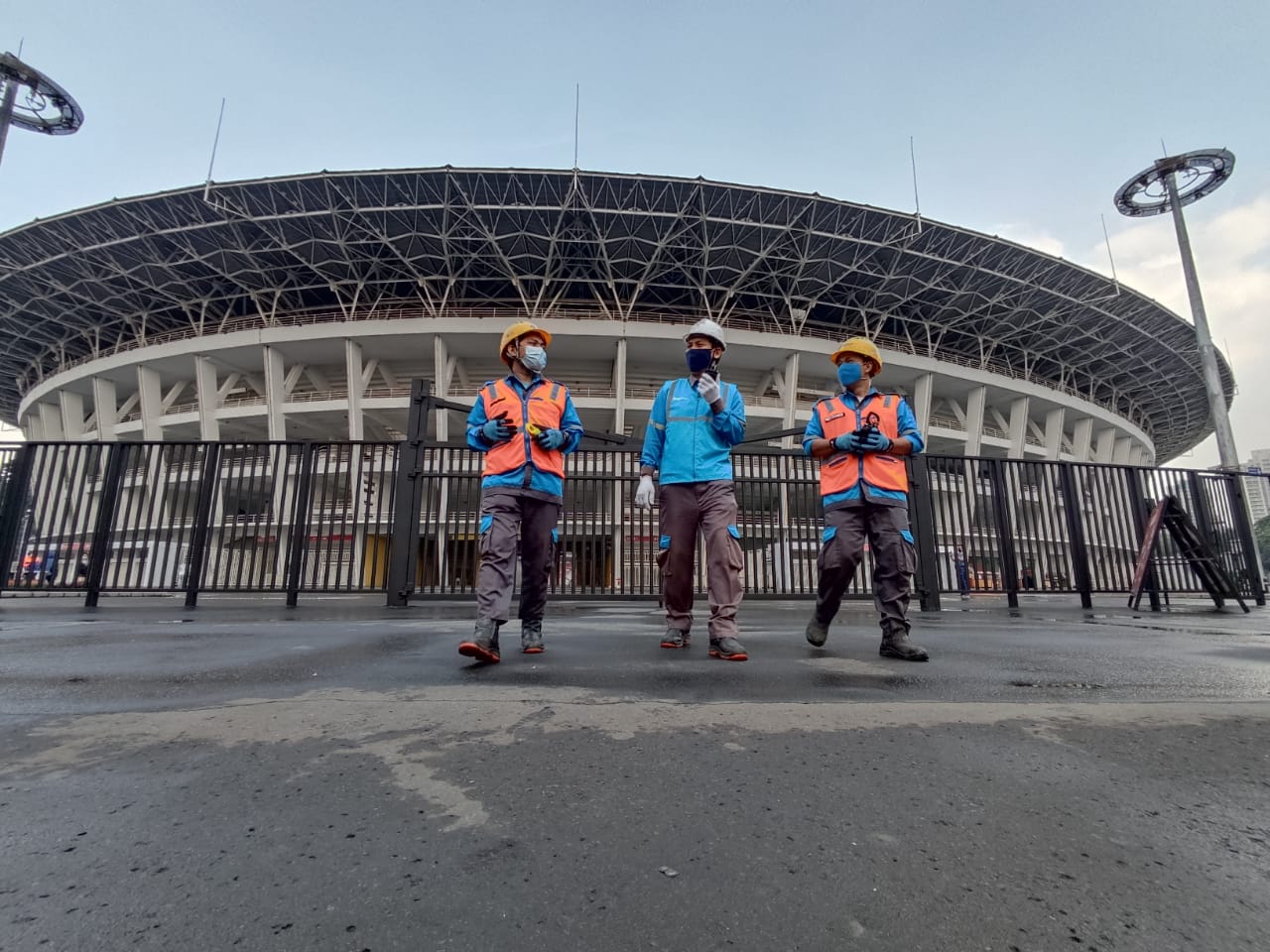 Petugas PLN mengecek kesiapan pasokan listrik jelang FIFA Matchday antara Indonesia vs Argentina di Stadion Utama Gelora Bung Karno, Senayan, Jakarta, Senin (19/6).