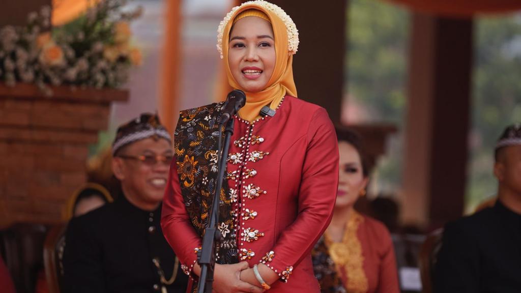 Walikota Mojokerto Ika Puspitasari berhasil merubah wajah Kota Mojokerto menjadi moncer dan ciamik.