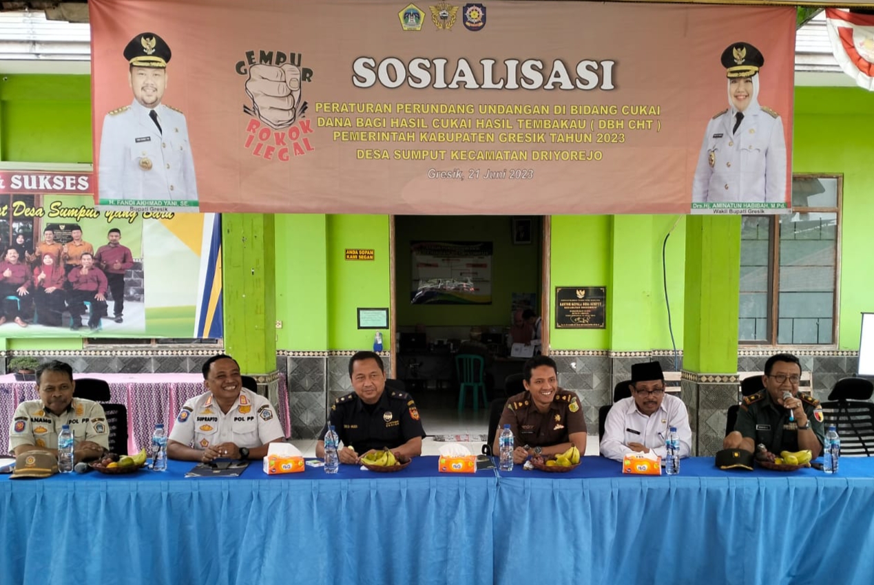 Para narasumber pada kegiatan sosialisasi pemberantasan rokok cukai ilegal di Balai Desa Sumput Kecamatan Driyorejo, Gresik pada Rabu (21/6).