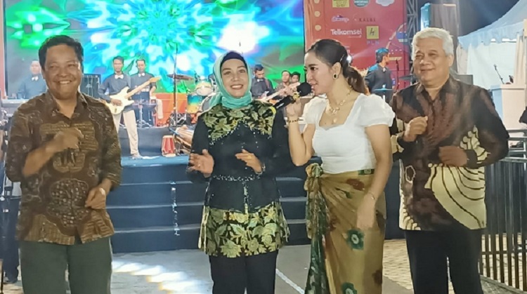 Walikota Ning Ita saat menghadiri pembukaan festival kuliner 2023. SP/ DWI