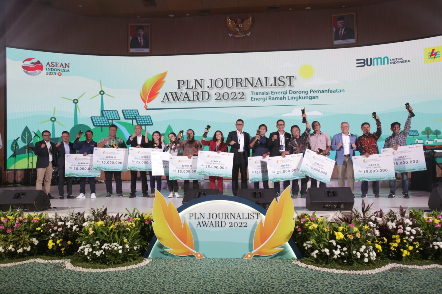 Direktur Utama PLN, Darmawan Prasodjo didampingi para Direktur Utama Subholding dan General Manager dari berbagai daerah foto bersama pemenang PLN Journalist Award 2022 Kategori Hard News Audio Visual, Feature Audio Visual, Foto Tunggal, dan Foto Essay.