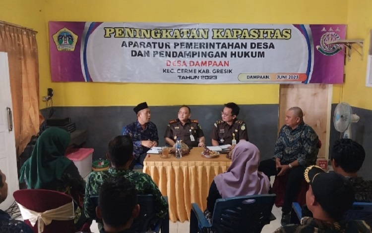 Kajari Gresik Nana Riana didampingi Kasi PB3R Kejari Nugroho Tanjung dan Camat Cerme Umar Hasyim saat memberi konsultasi hukum kepada Kepala Desa Dampaan Suharsono beserta para perangkat desa lainnya. SP/Grs