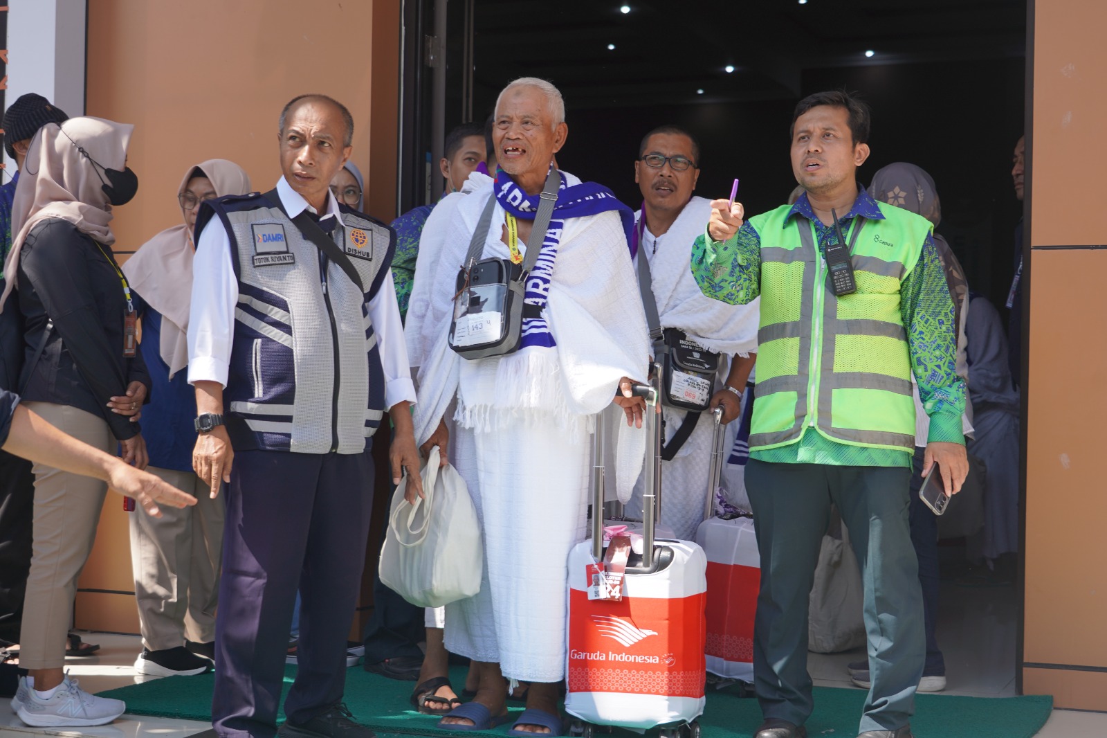Calon Jemaah Haji kloter embarkasi Surabaya berangkat dari Asrama Hani, Surabaya menuju Mekkah untuk menunaikan Ibadah Haji pada Jumat (23/6/2023) sore. 