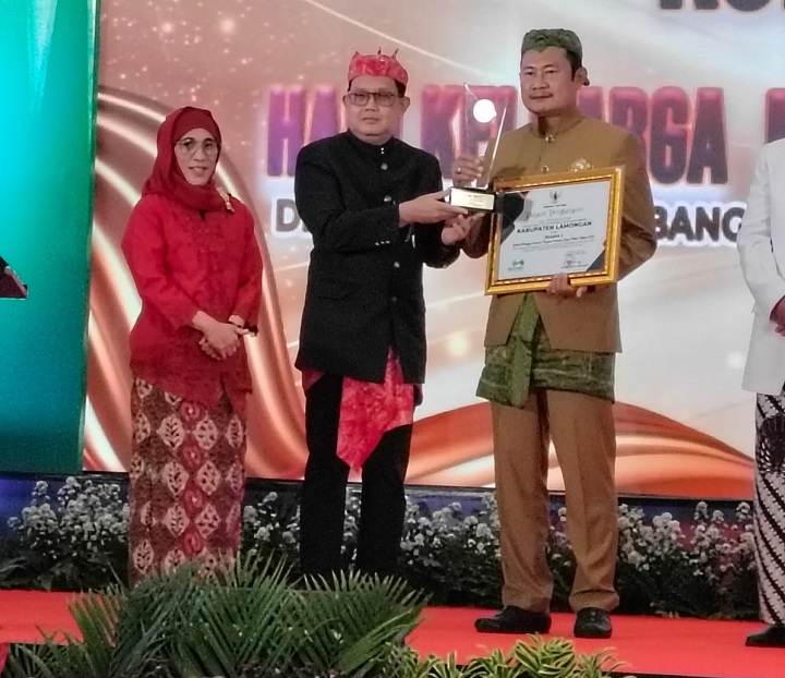 Bupati Lamongan menerima penghargaan Ibangga yang diserahkan oleh Sekdaprov Jatim. SP/IST