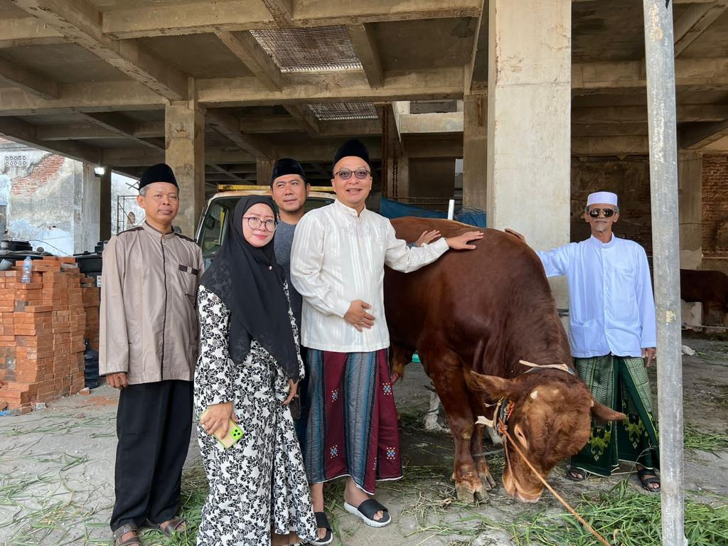 Ketua DPC Partai Gerindra Gresik Asluchul Alif didampingi Sekretaris DPC Nur Saidah dan Ketua Fraksi Gerindra DPRD Lutfi Dawam menyerahkan sapi kurban dari Prabowo Subianto. SP/Grs
