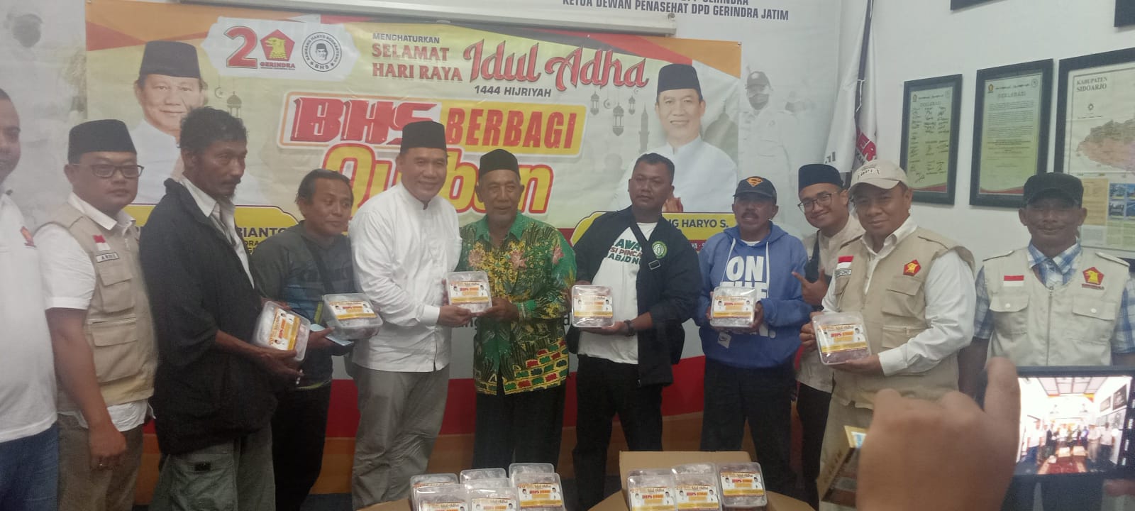 BHS saat serahkan daging hewan qurban ke warga dan perwakilan kelompok petani, nelayan dan masyarakat lainnya 