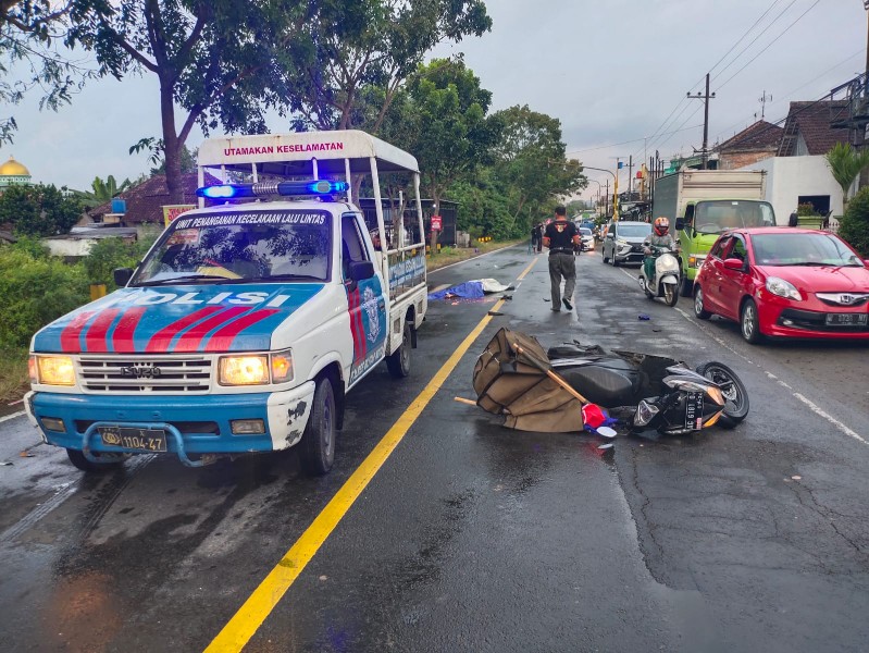 Korban dan kendaraan korban sebelum dievakuasi petugas. SP/Lestariono