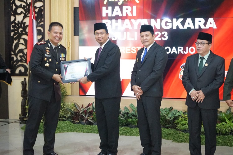 Bupati Sidoarjo H.Ahmad Muhdlor memberikan apresiasi dan menghadiri kegiatan Peringatan HUT bhayangkara Ke 77. SP/ Hikmah