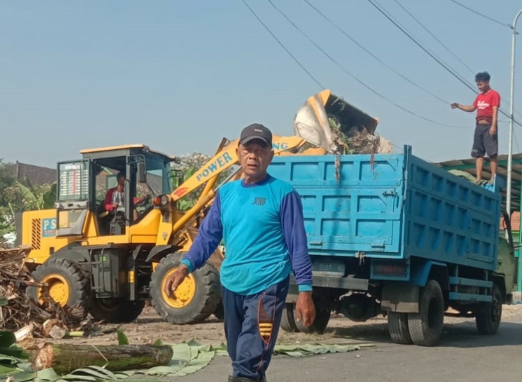 Warga Dukuhsari kidul Kecamatan Jabon Sidoarjo antusias gelar kerja bakti sambut pengajian KH.Ahmad Anwar Zahid. SP/ HIKMAH
