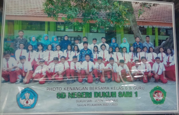 Foto kebersamaan siswa kelas 6 SDN Dukuhsari 1 Kecamatan Jabon Kabupaten Sidoarjo telah menyelesaikan studinya di tingkat sekolah dasar, Senin (03/07/2023). SP/ Hikmah