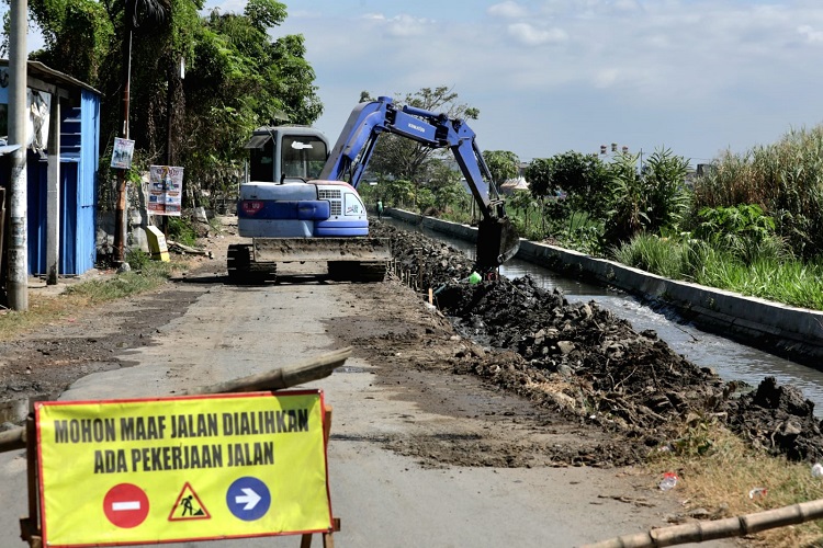 Proses pengerjaan proyek betonisasi jalan yang menghubungkan antar desa antar kecamatan di Kabupaten Sidoarjo, Senin (03/07/2023). SP/ Hikmah