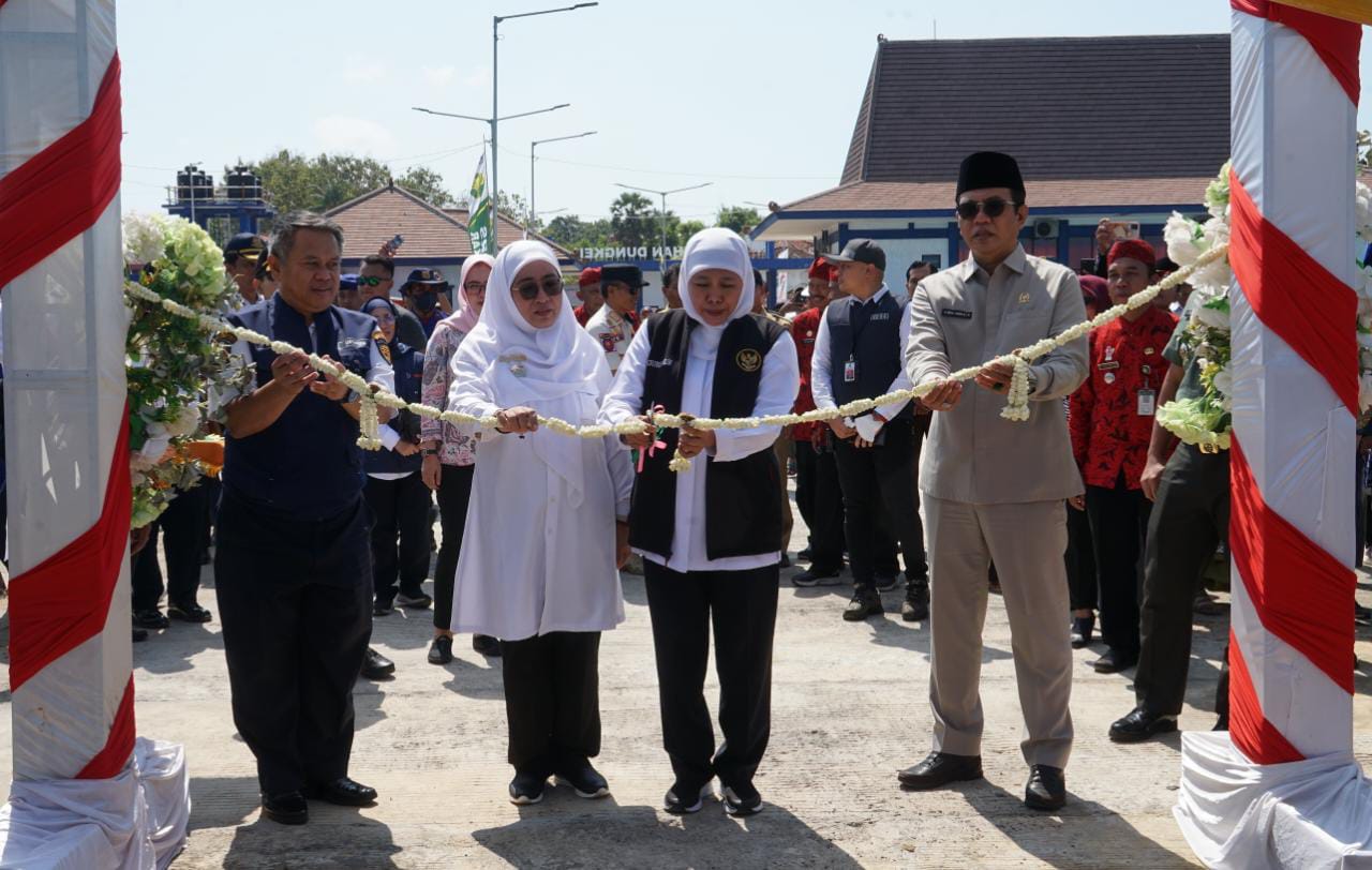 Gubernur Jatim Khofifah Indar Parawansa saat Peresmian Dermaga Dungkek dan Gili Iyang, di Pelabuhan Dungkek, Selasa (4/7/2023). Foto: Pemprov Jatim.