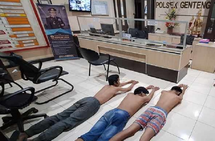 Ketiga pemuda dari kelompok gangster keclakfigter Y dan Sidoarjo Wonderfull berhasil diamankan Polsek Genteng, Surabaya. SP/ SBY